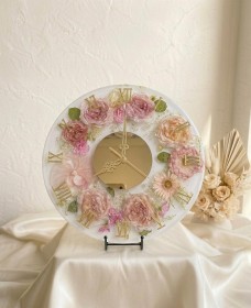 Đồng hồ hoa khô nền trắng