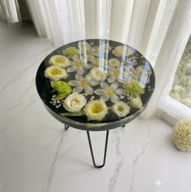 Bàn hoa tuliip nền đen epoxy resin